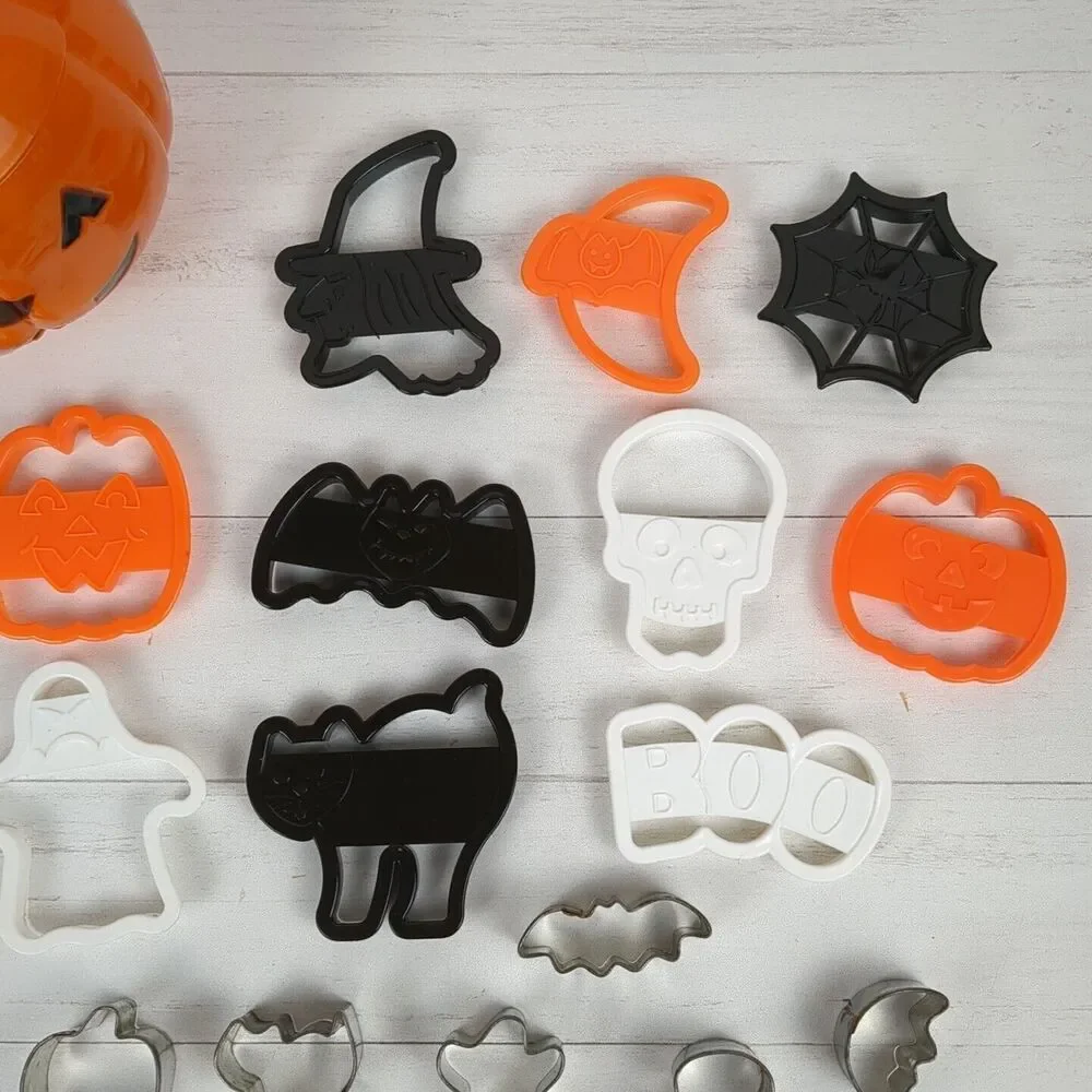 10 Wilton VTG Halloween Cookie Cutters Pumpkin Storage Container + 6 Metal 1996